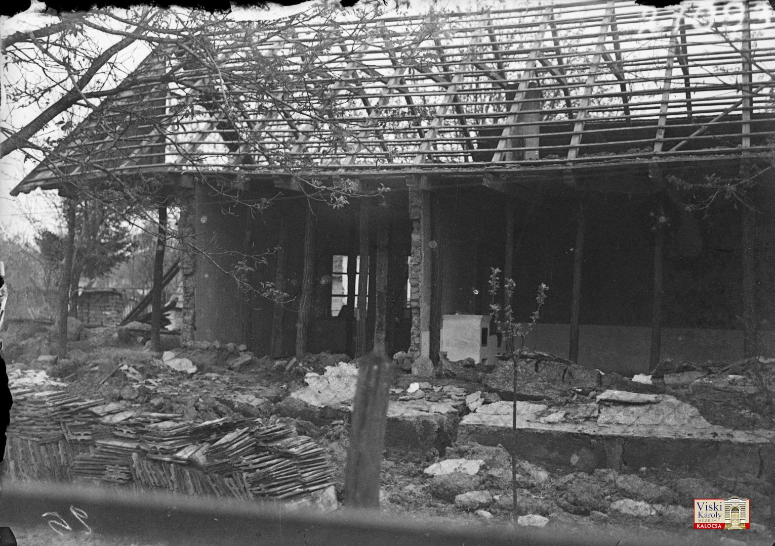 Üveglemez: Az árvízben megsérült ház bontása. Dinnyés Sándor, 1941, Kalocsa, Viski Károly Múzeum Kalocsa Fotótár 27093. Üveglemez: Az árvízben megsérült ház bontása. Dinnyés Sándor, 1941, Kalocsa, Viski Károly Múzeum Kalocsa Fotótár 27093.