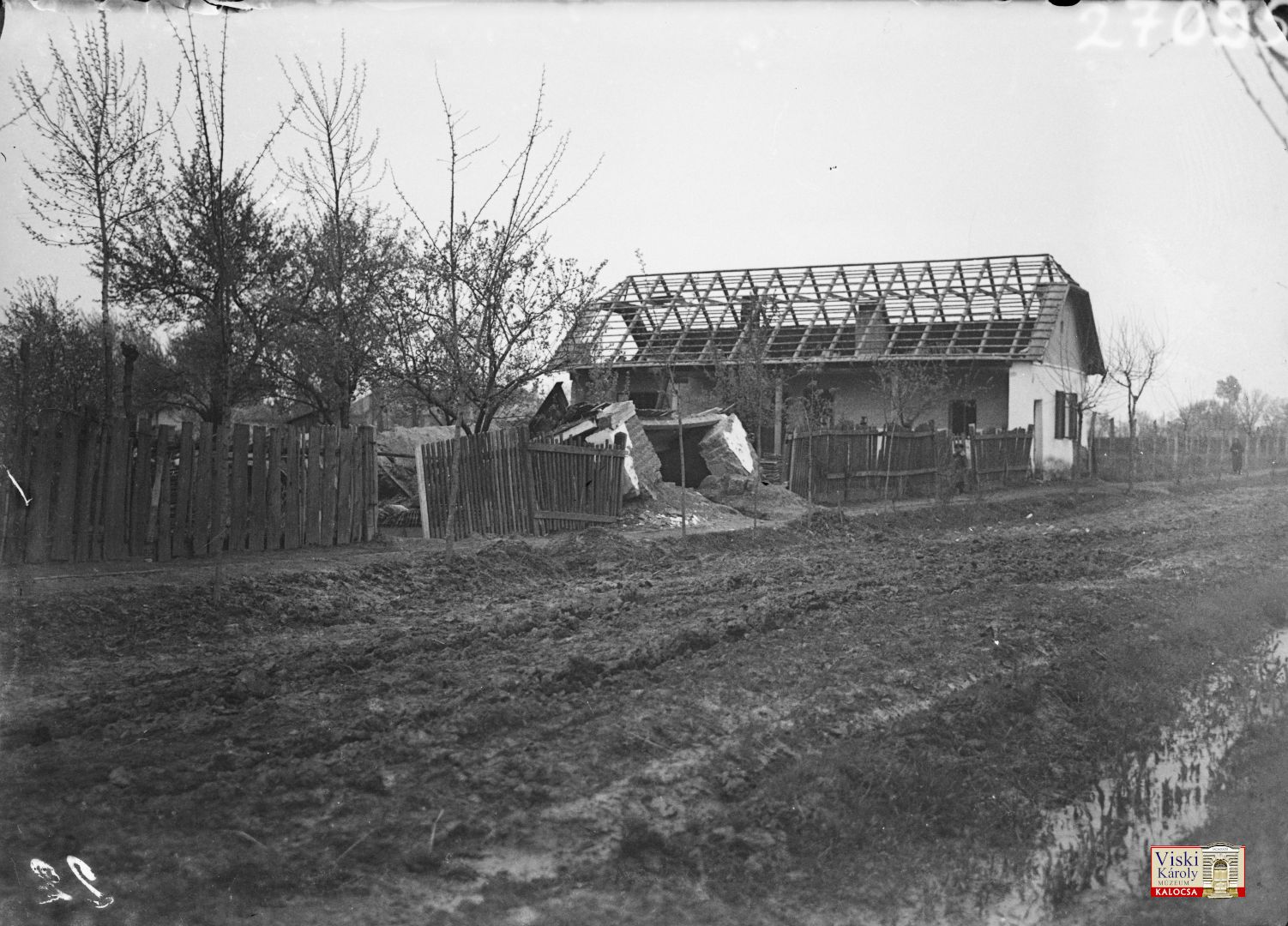 Üveglemez: Romos ház az árvíz után. Dinnyés Sándor, 1941, Kalocsa, Viski Károly Múzeum Kalocsa Fotótár 27095. Üveglemez: Romos ház az árvíz után. Dinnyés Sándor, 1941, Kalocsa, Viski Károly Múzeum Kalocsa Fotótár 27095.