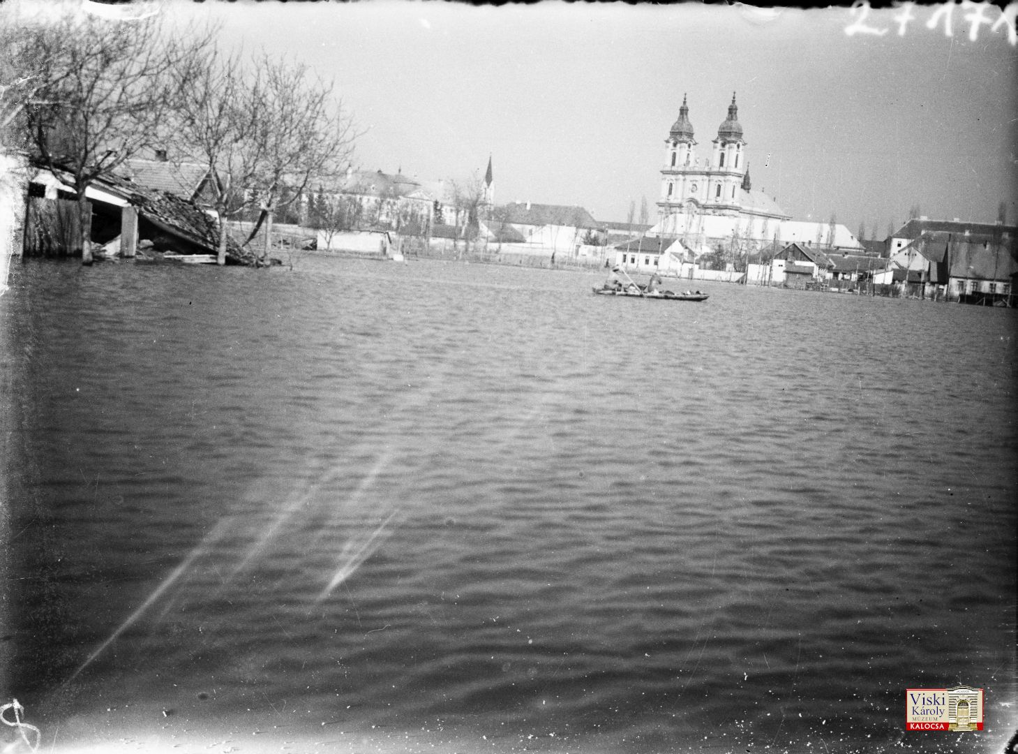 Üveglemez: Árvíz Kalocsán.Háttérben a Főszékesegyház. Dinnyés Sándor, 1941, Kalocsa, Viski Károly Múzeum Kalocsa Fotótár 27171. Üveglemez: Árvíz Kalocsán.Háttérben a Főszékesegyház. Dinnyés Sándor, 1941, Kalocsa, Viski Károly Múzeum Kalocsa Fotótár 27171.