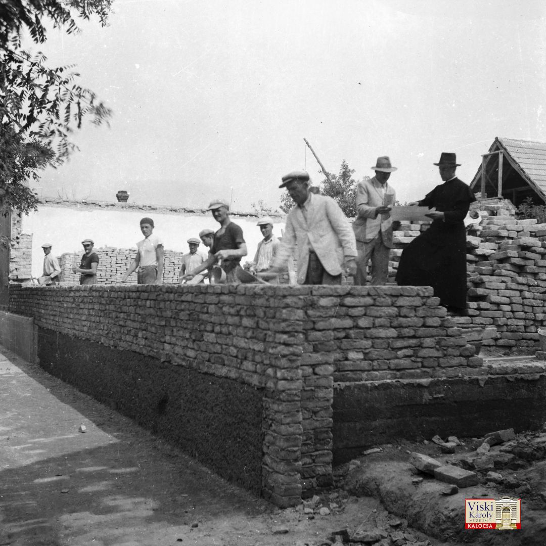 Negatív: Árvízkárosultak házának újjáépítése 1941 tavaszán. Gábor Lajos, 1941, Kalocsa, Viski Károly Múzeum Kalocsa Fotótár 28194. Negatív: Árvízkárosultak házának újjáépítése 1941 tavaszán. Gábor Lajos, 1941, Kalocsa, Viski Károly Múzeum Kalocsa Fotótár 28194.